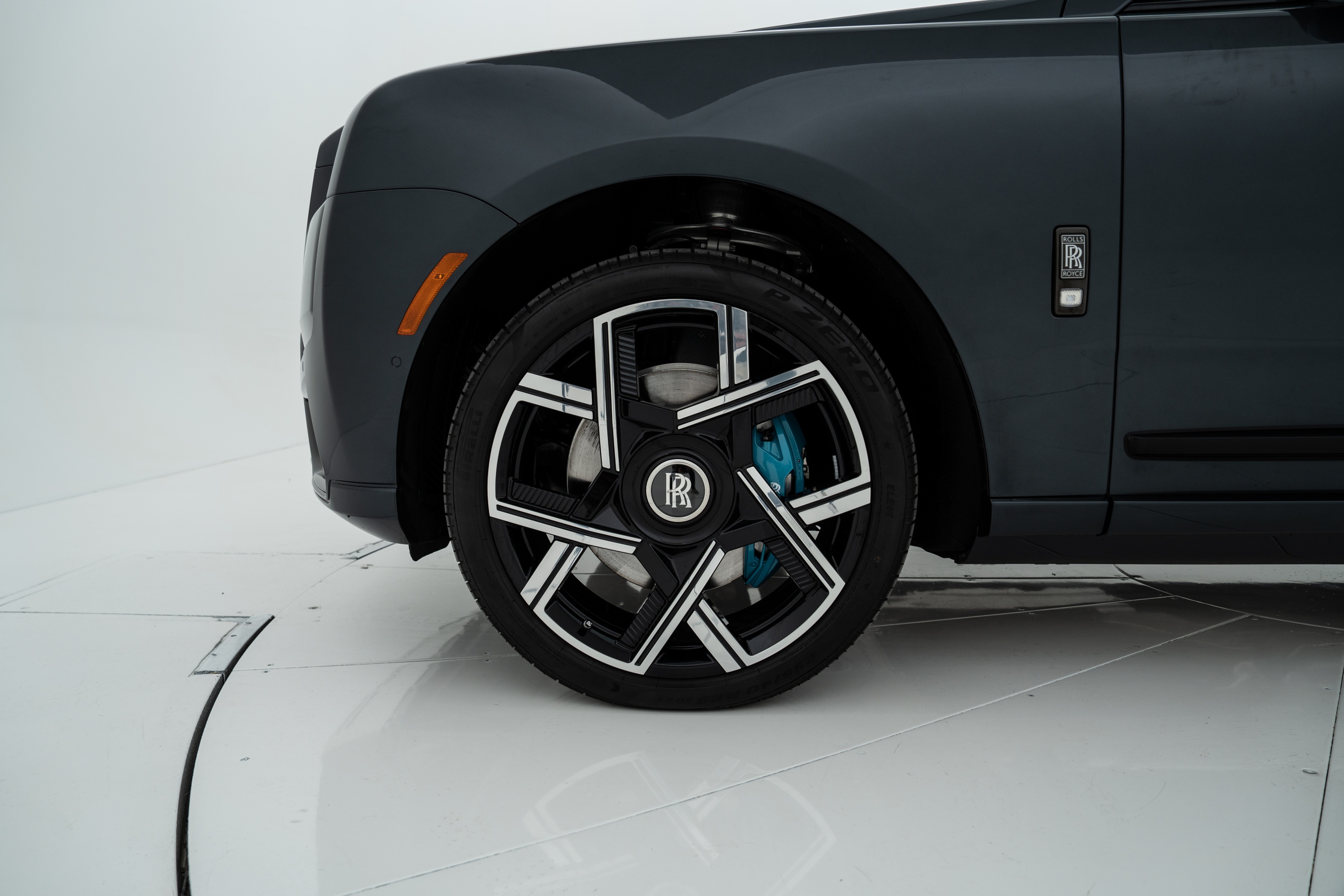 2025 Rolls-Royce Cullinan Blackbadge-4.jpg
