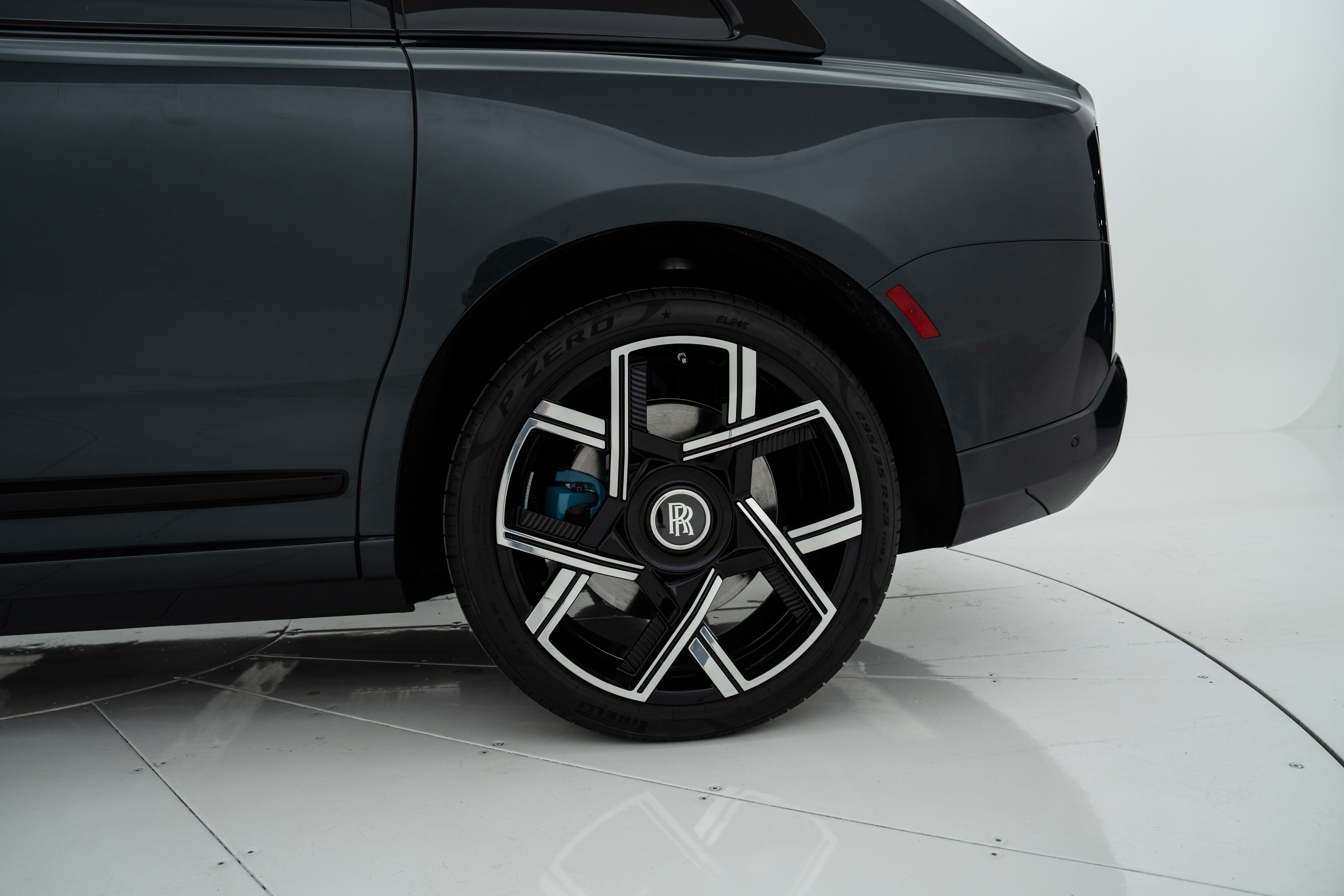 2025 Rolls-Royce Cullinan Blackbadge-5.jpg