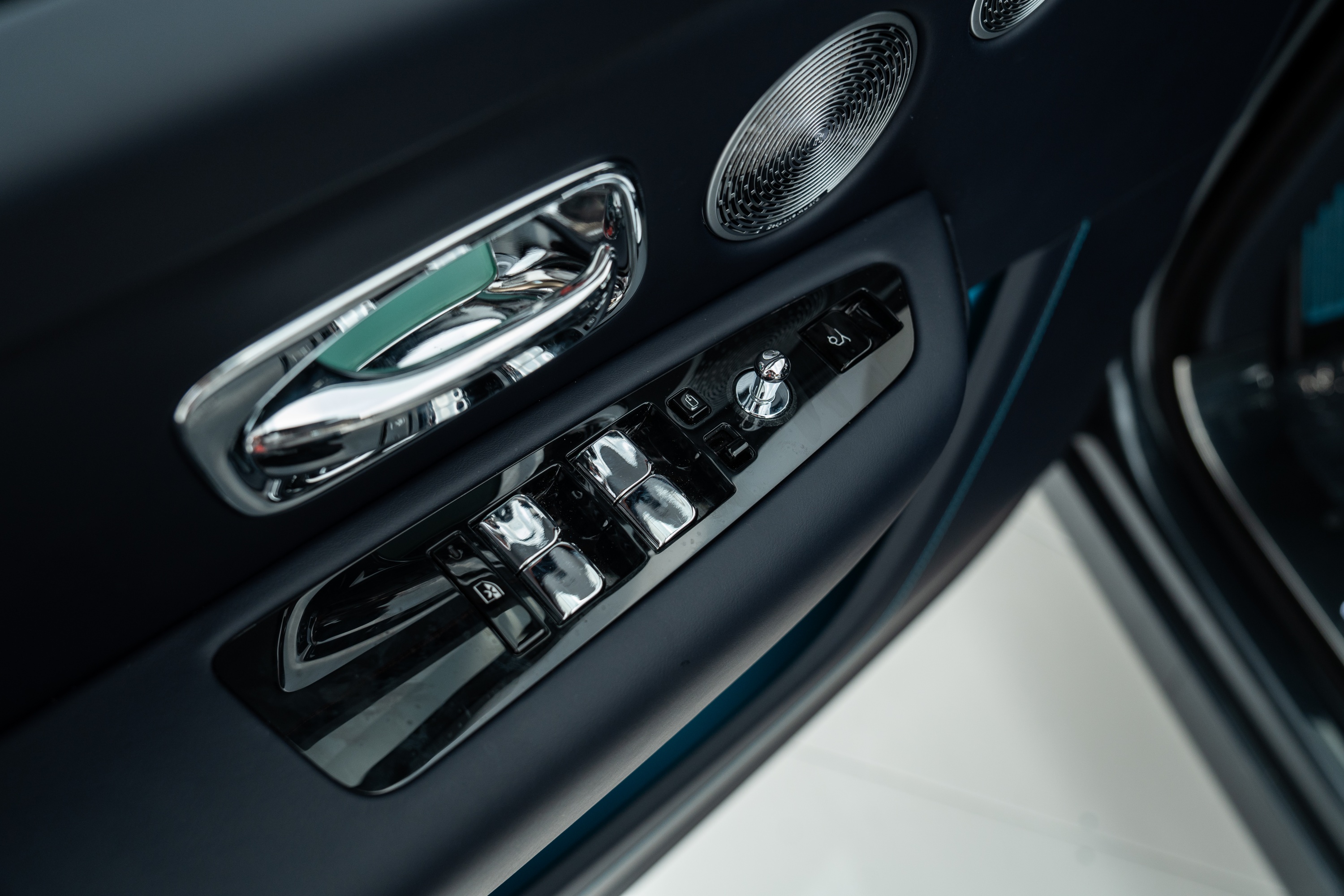 2025 Rolls-Royce Cullinan Blackbadge-12.jpg