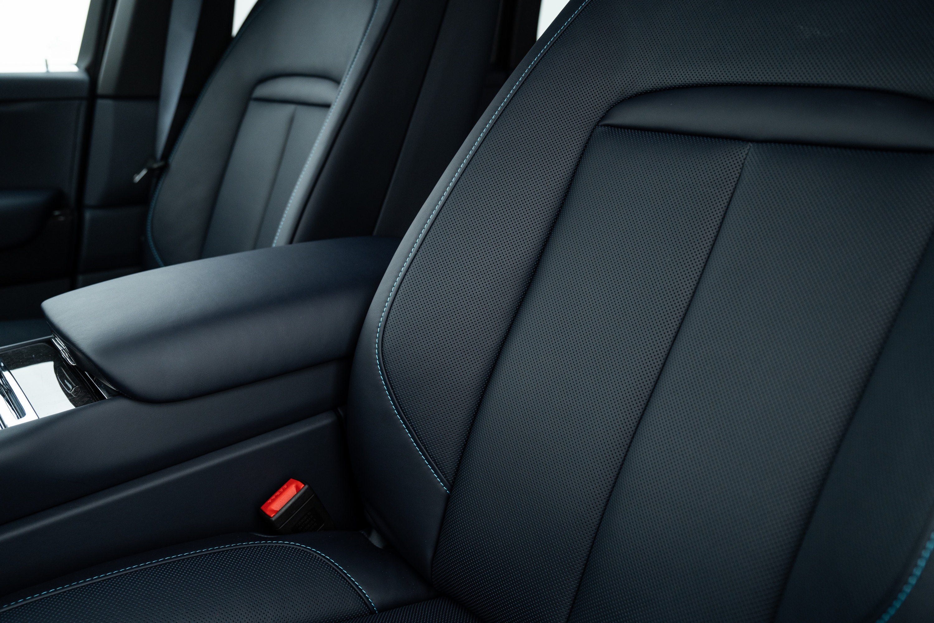 2025 Rolls-Royce Cullinan Blackbadge-31.jpg