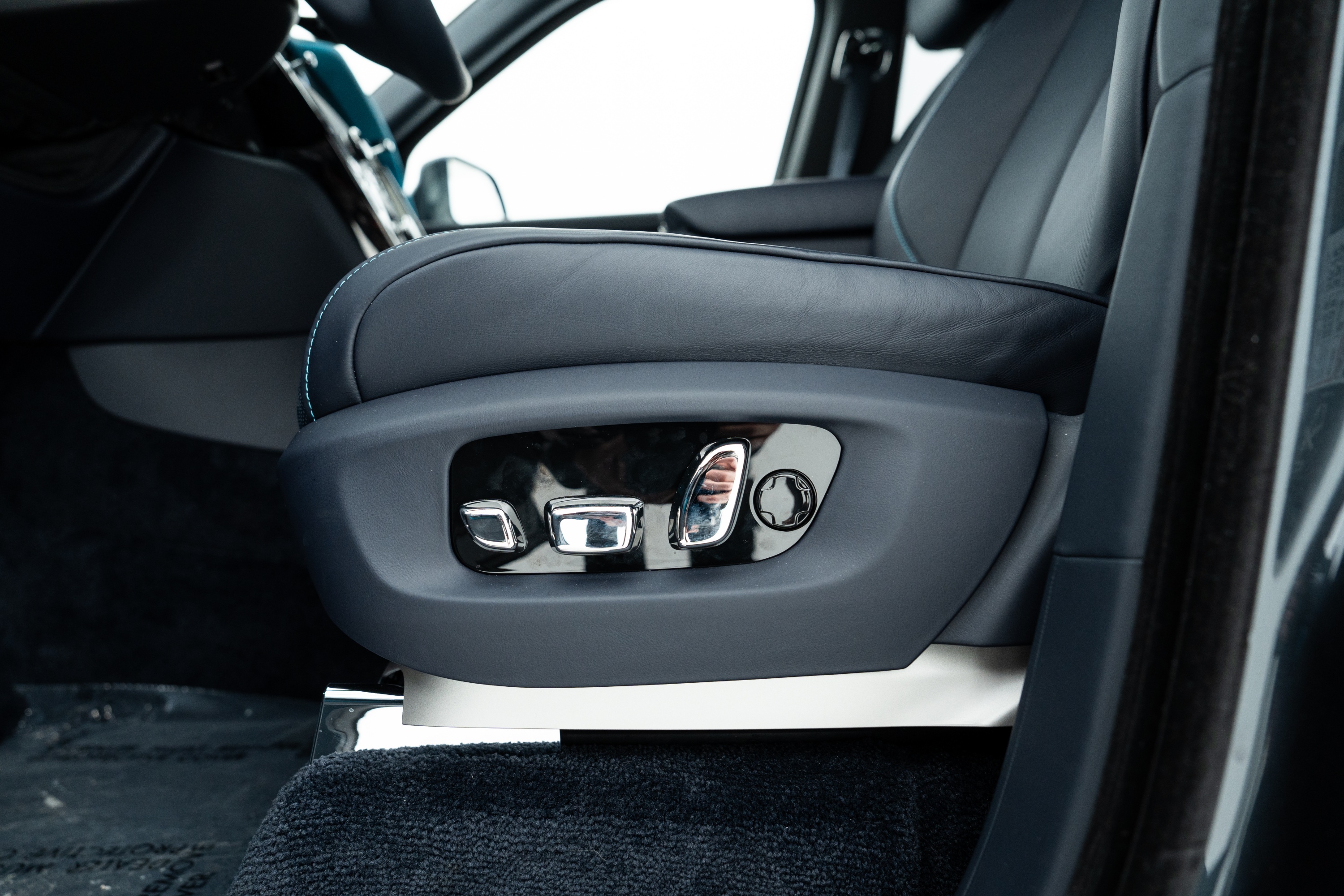2025 Rolls-Royce Cullinan Blackbadge-16.jpg