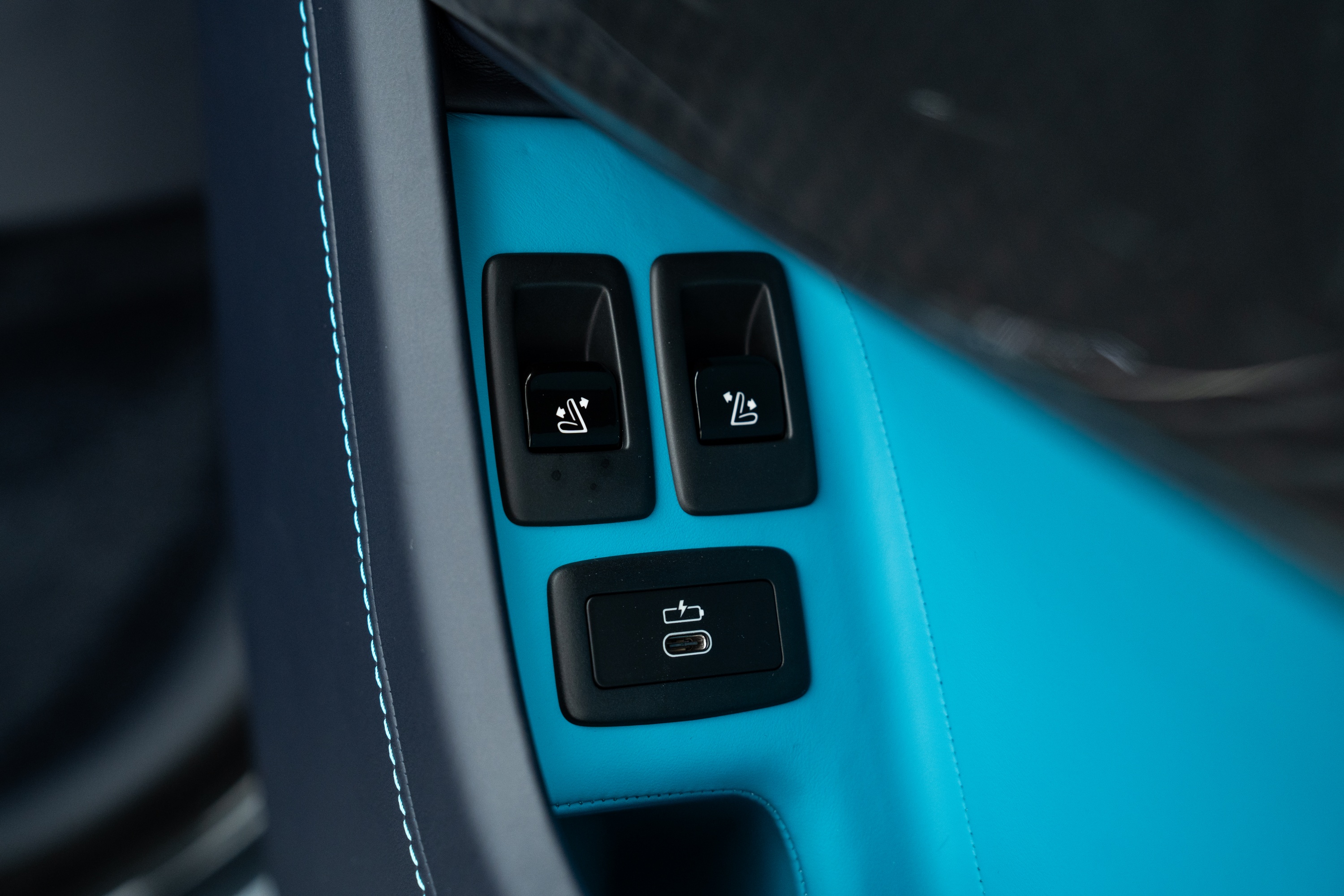 2025 Rolls-Royce Cullinan Blackbadge-34.jpg