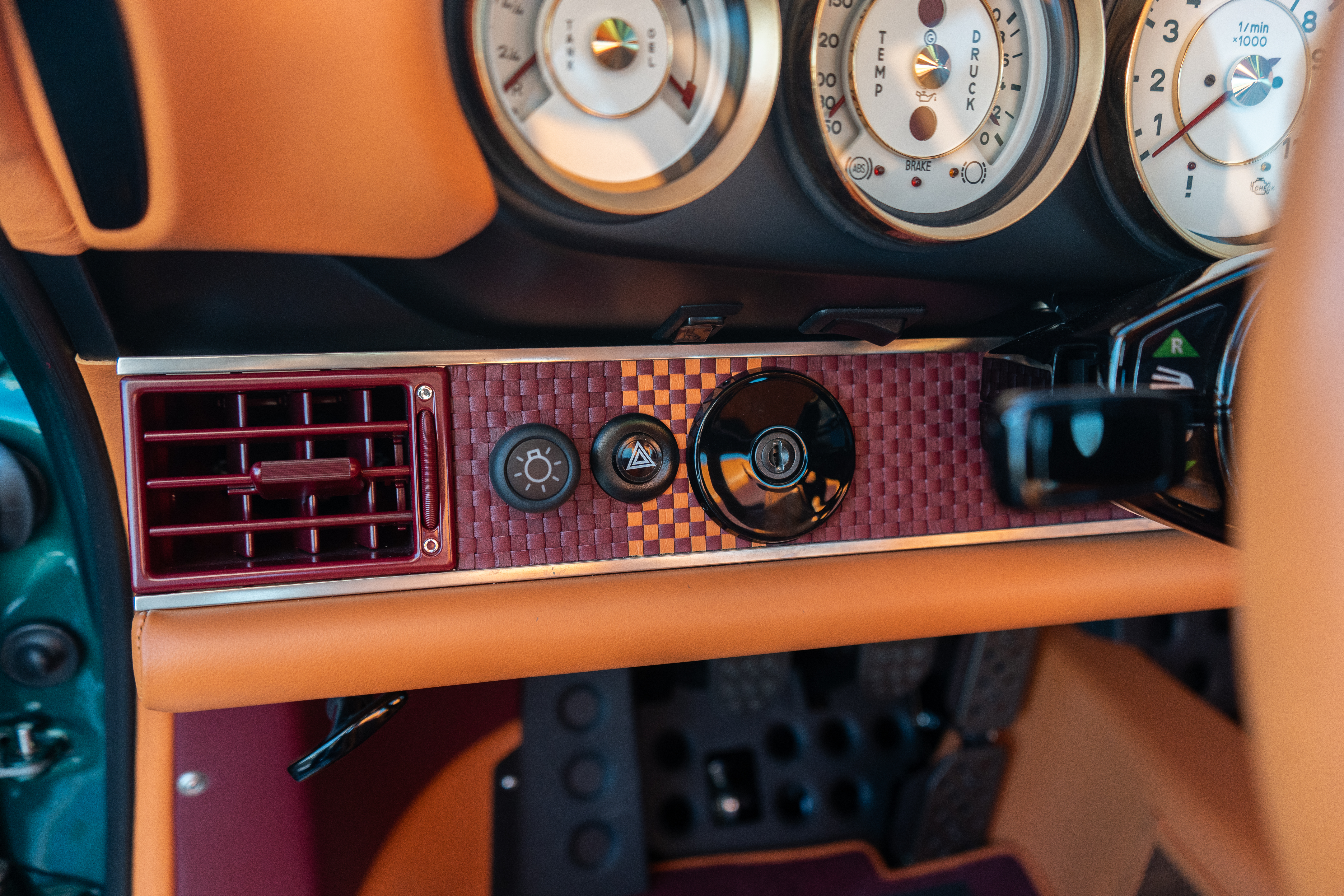 1992 Porsche 911 Tagra by Singer-52.jpg