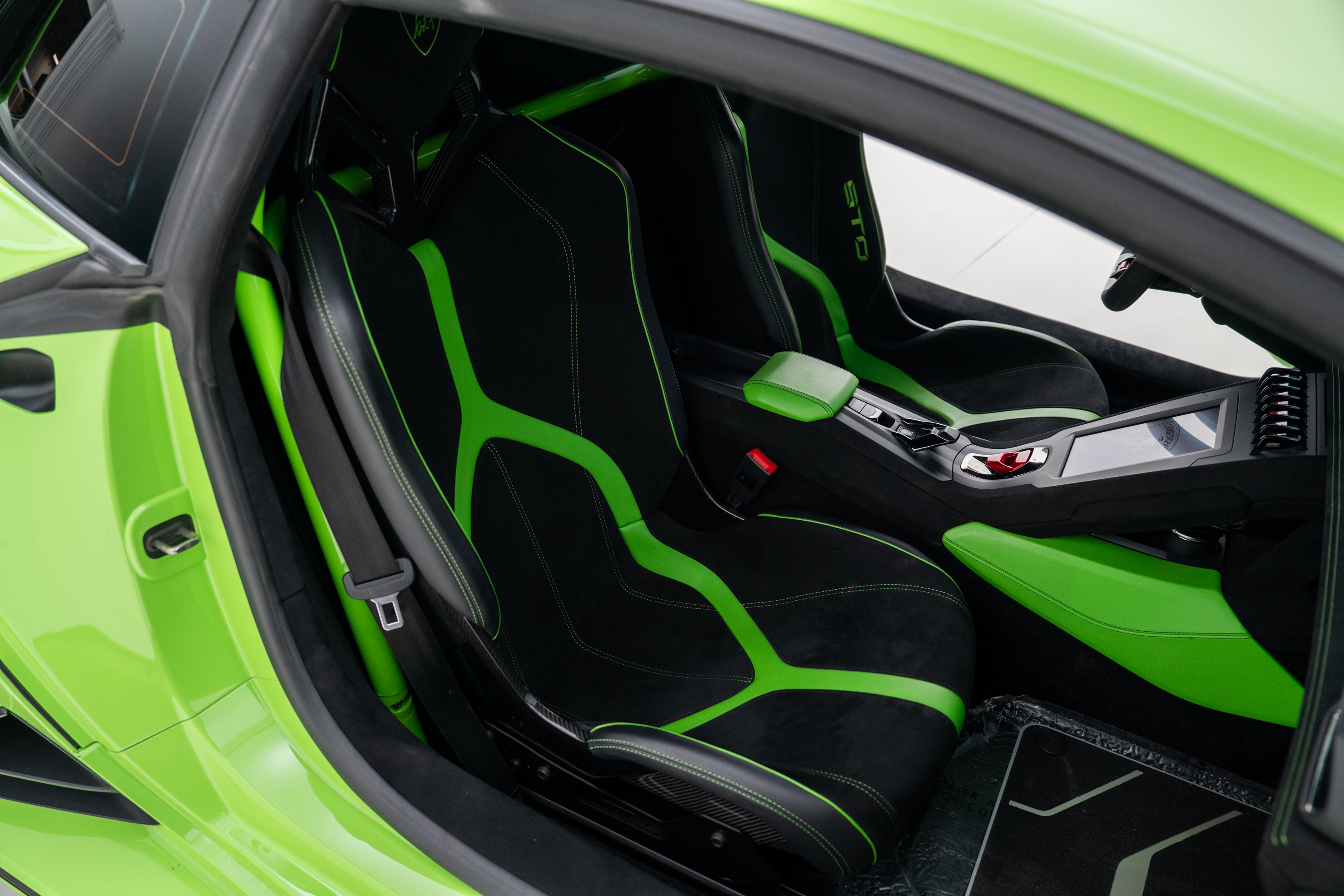 2022 Lamborghini Huracan STO — Interior