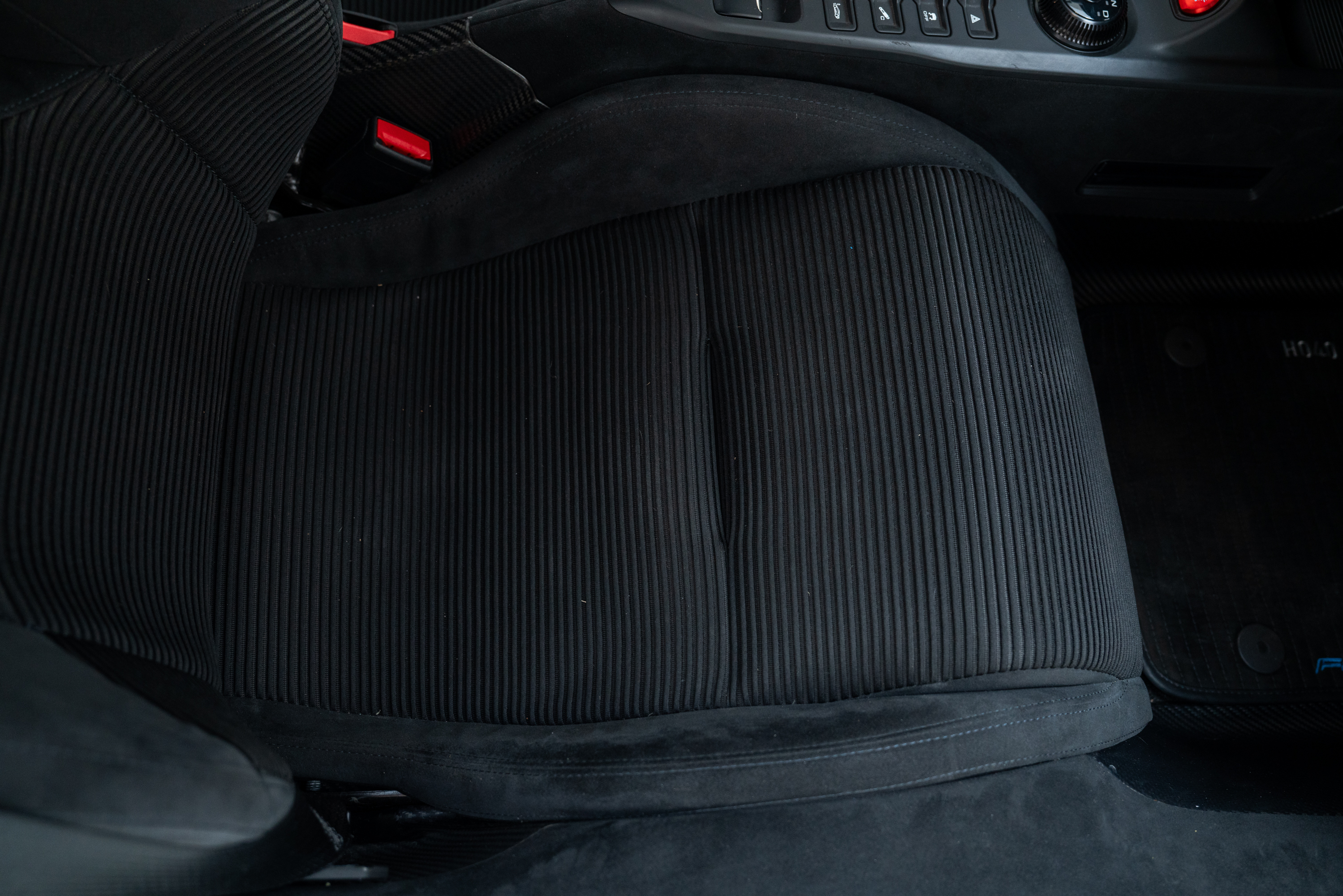 2017 Ford GT — Interior